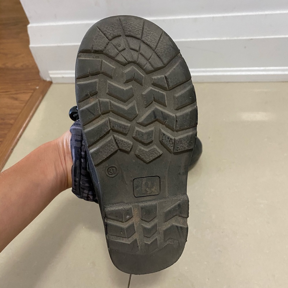 Snow boots